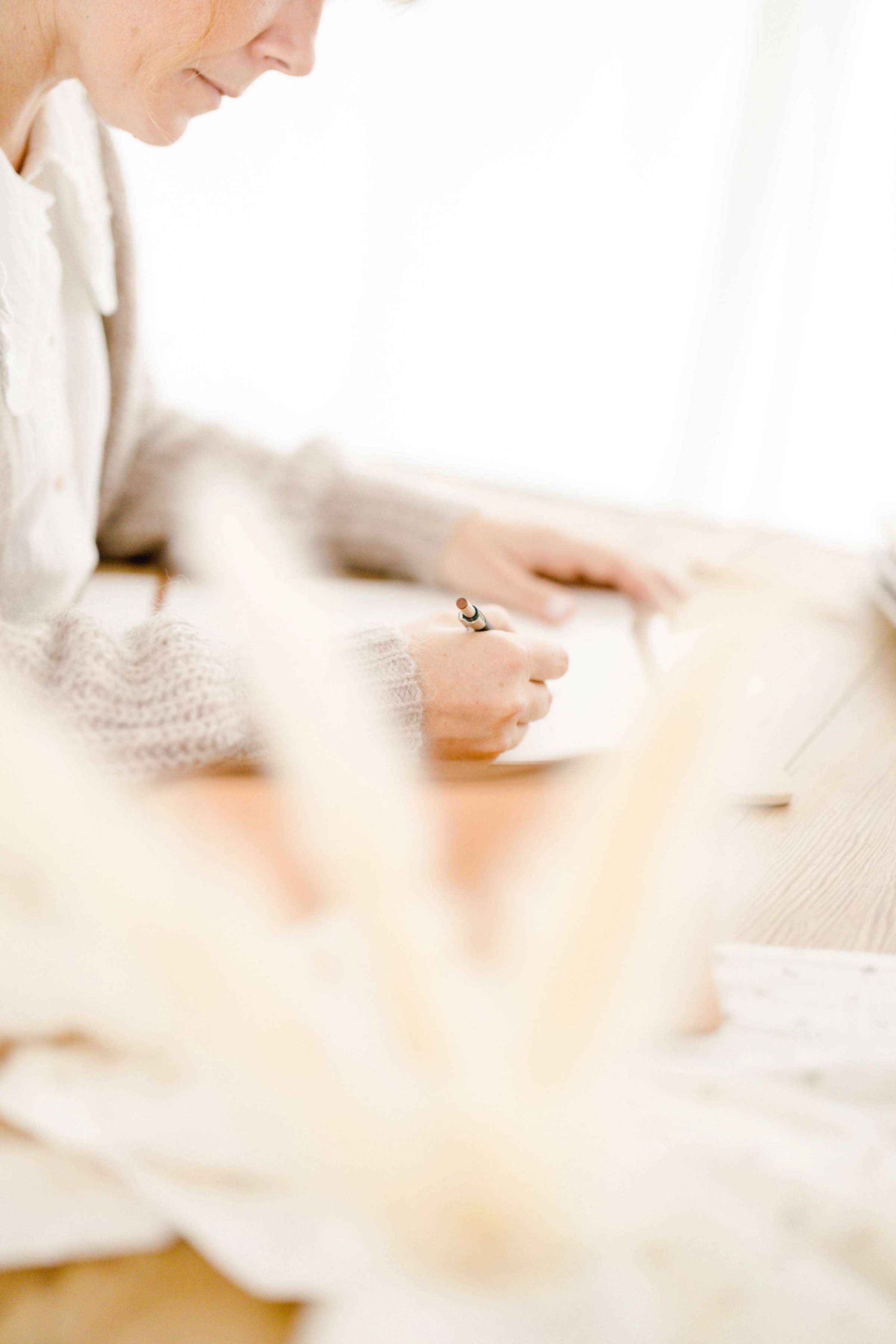 main poignet beige rose gris